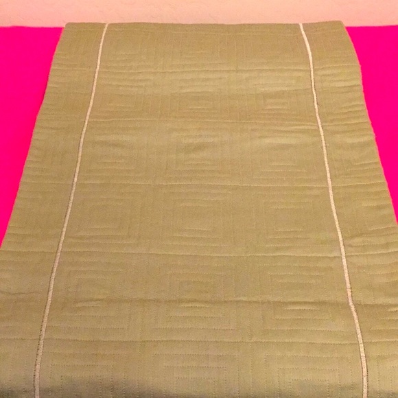 Fieldcrest Classic Tablerunner - Picture 5 of 12